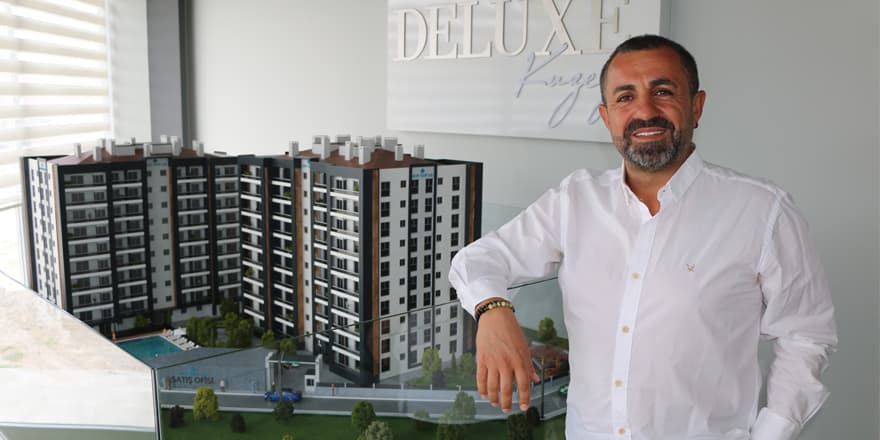 Hay Yapı Yönetim Kurulu Başkanı Harun Göçeri, Deluxe Kuzey projesinin maketi önünde